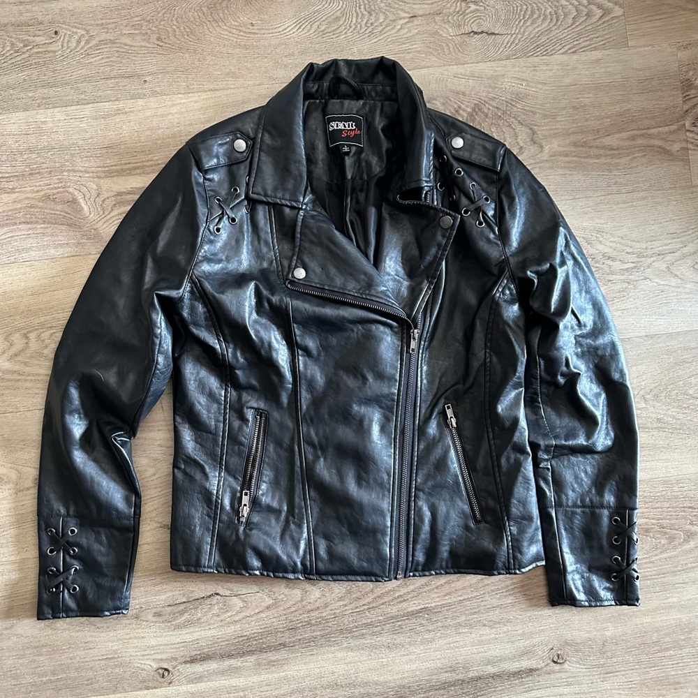 STAR STYLE FAUX LEATHER JACKET SIZE LARGE LACE UP SHOULDERS AND SLEEVES